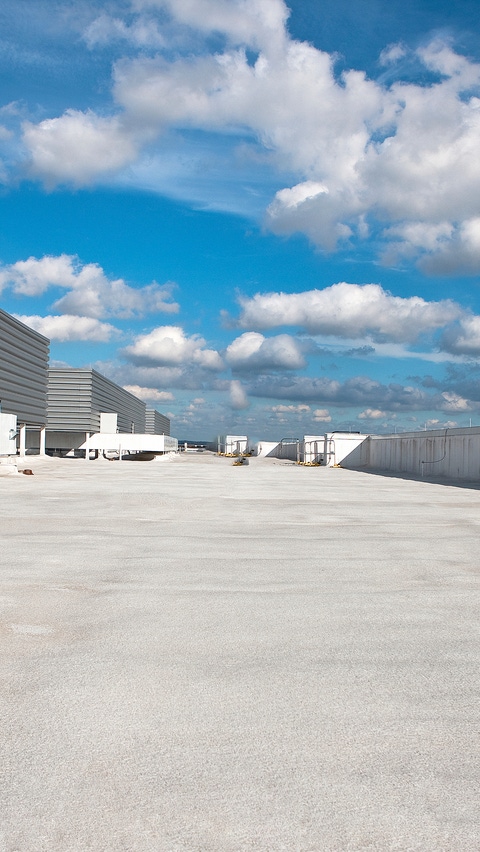 Image of a flat roof with SKYTITE BASF Closed-cell SPray Polyurethane Foam System applied