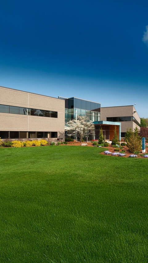 Extérieur d’un bâtiment commercial avec un aménagement paysager environnant