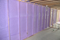 Un mur de sous-sol isolé avec de l’isolation en mousse pulvérisée violette de WALLTITE® Un mur de sous-sol isolé avec de l’isolation en mousse pulvérisée violette de WALLTITE®