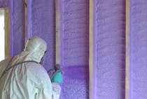 Pulvérisateur installant de l’isolant en mousse pulvérisée violette WALLTITE dans une cavité murale Pulvérisateur installant de l’isolant en mousse pulvérisée violette WALLTITE dans une cavité murale